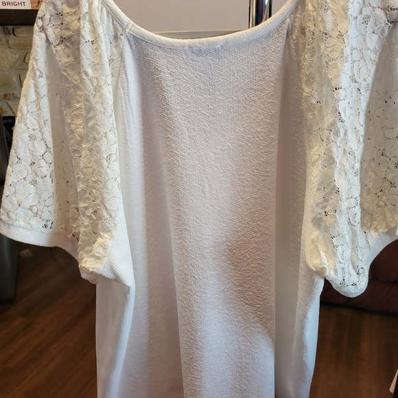 Carmen Marc Valvo Elegant White Top NWOT - Picture 5 of 5